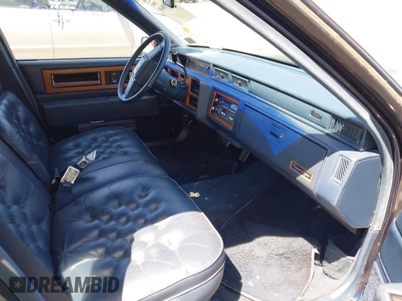 1988 Cadillac Fleetwood z VIN 1G6CB5153J4265796, wystawiony jako IAAI lot #42129869 z przebiegiem 63 756 mil mil oraz . Historia ofert i sprzedaży dostępna na DreamBid. Obrazek 5.