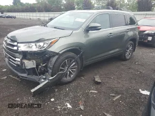 2017 Toyota Highlander XLE z VIN 5TDJZRFH8HS421579, wystawiony jako Copart lot #60477245 z przebiegiem 121 417 mil mil oraz Szkoda całkowita • Salvage title. Historia ofert i sprzedaży dostępna na DreamBid. Obrazek 1.