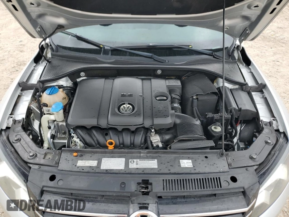 2013 Volkswagen Passat SE z VIN 1VWBH7A37DC083799, wystawiony jako Copart lot #55796875 z przebiegiem 111 747 mil mil oraz Szkoda całkowita • Salvage title. Historia ofert i sprzedaży dostępna na DreamBid. Obrazek 12.