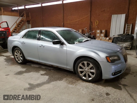 2013 Chrysler 300 S z VIN 2C3CCAGG8DH599569, wystawiony jako Copart lot #43560255 z przebiegiem 135 966 mil mil oraz Czysty tytuł • Clean title. Historia ofert i sprzedaży dostępna na DreamBid. Obrazek 4.