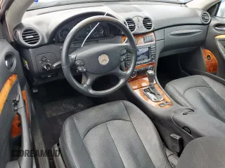 2005 Mercedes-Benz CLK 500 z VIN WDBTK75G75T041381, wystawiony jako Copart lot #63317915 z przebiegiem 85 750 mil mil oraz Szkoda całkowita • Salvage title. Historia ofert i sprzedaży dostępna na DreamBid. Obrazek 8.