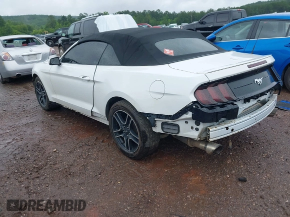 2018 Ford Mustang EcoBoost Premium z VIN 1FATP8UH9J5109820, wystawiony jako IAAI lot #42364587 z przebiegiem 118 640 mil mil oraz . Historia ofert i sprzedaży dostępna na DreamBid. Obrazek 3.