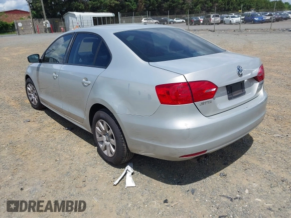 2011 Volkswagen Jetta SE z VIN 3VWDZ7AJ6BM050759, wystawiony jako IAAI lot #42214279 z przebiegiem 234 511 mil mil oraz . Historia ofert i sprzedaży dostępna na DreamBid. Obrazek 3.