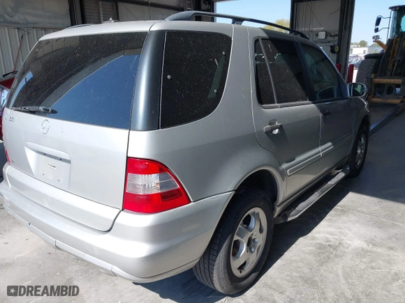 2002 Mercedes-Benz M-Class with VIN 4JGAB54E32A360356, listed as a IAAI auction lot 40540769 with 235,810 mi miles. Bid and sale history available at carsss.com. Image 4.