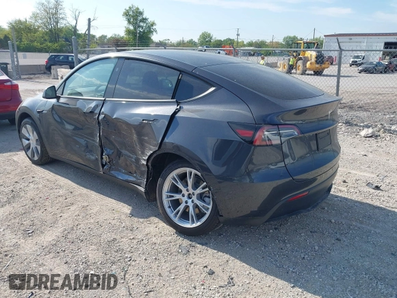 2024 Tesla Model Y Long Range z VIN 7SAYGDEE2RF992489, wystawiony jako IAAI lot #42258232 z przebiegiem 14 771 mil mil oraz . Historia ofert i sprzedaży dostępna na DreamBid. Obrazek 3.
