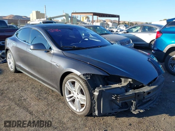 2015 Tesla Model S 85D with VIN 5YJSA1E28FF110066, listed as a IAAI auction lot 40672973 with 100,157 mi miles. Bid and sale history available at carsss.com. Image 1.