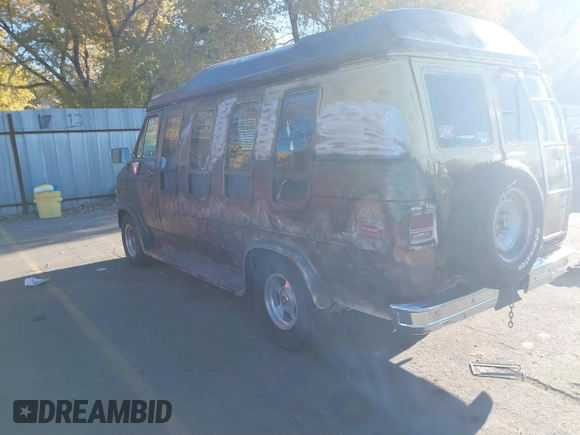 1984 Chevrolet Chevy Van z VIN 1GBEG25H7E7200890, wystawiony jako IAAI lot #40813919 z przebiegiem 17 719 mil mil oraz . Historia ofert i sprzedaży dostępna na DreamBid. Obrazek 3.