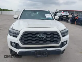 2022 Toyota Tacoma SR z VIN 3TMCZ5AN7NM493268, wystawiony jako IAAI lot #42041593 z przebiegiem 100 589 mil mil oraz . Historia ofert i sprzedaży dostępna na DreamBid. Obrazek 12.