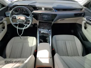 2024 Audi Q8 e-tron Premium Plus z VIN WA15AAGE4RB029832, wystawiony jako Copart lot #79555074 z przebiegiem 12 722 mil mil oraz Szkoda całkowita • Salvage title. Historia ofert i sprzedaży dostępna na DreamBid. Obrazek 8.