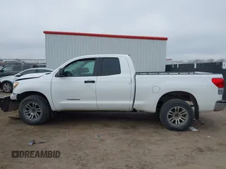 2013 Toyota Tundra z VIN 5TFRM5F16DX053095, wystawiony jako IAAI lot #41481305 z przebiegiem 226 696 mil mil oraz . Historia ofert i sprzedaży dostępna na DreamBid. Obrazek 14.