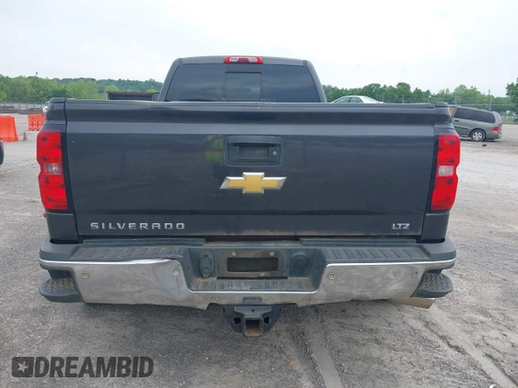 2015 Chevrolet Silverado 3500HD LTZ z VIN 1GC4K0C85FF127359, wystawiony jako IAAI lot #42252408 z przebiegiem 273 905 mil mil oraz . Historia ofert i sprzedaży dostępna na DreamBid. Obrazek 17.