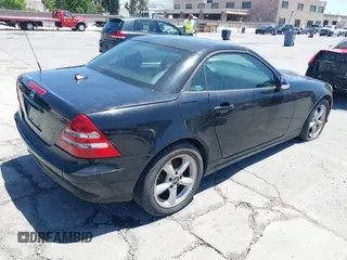 2003 Mercedes-Benz SLK 320 z VIN WDBKK65F83F272587, wystawiony jako IAAI lot #42305529 z przebiegiem 165 256 mil mil oraz . Historia ofert i sprzedaży dostępna na DreamBid. Obrazek 4.