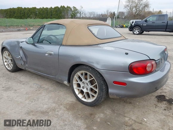 2002 Mazda MX-5 Miata Cloth z VIN JM1NB353X20227591, wystawiony jako IAAI lot #42066430 z przebiegiem 79 585 mil mil oraz . Historia ofert i sprzedaży dostępna na DreamBid. Obrazek 3.