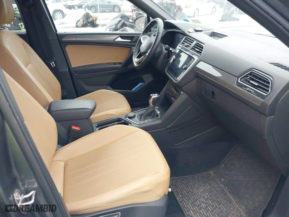 2022 Volkswagen Tiguan SE with VIN 3VV2B7AX2NM105314, listed as a IAAI auction lot 41655410 with 81,912 mi miles. Bid and sale history available at carsss.com. Image 5.