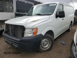 2014 Nissan NV Cargo S z VIN 1N6BF0KMXEN100704, wystawiony jako Copart lot #45767525 z przebiegiem 239 312 mil mil oraz Szkody całkowita. Historia ofert i sprzedaży dostępna na DreamBid. Obrazek 1.