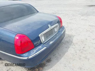 2007 Lincoln Town Car Signature z VIN 1LNHM81V27Y602776, wystawiony jako IAAI lot #41754559 z przebiegiem 135 521 mil mil oraz . Historia ofert i sprzedaży dostępna na DreamBid. Obrazek 6.