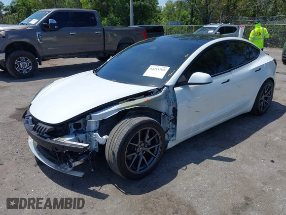 2022 Tesla Model 3 Long Range z VIN 5YJ3E1EB4NF163001, wystawiony jako IAAI lot #42211705 z przebiegiem 53 487 mil mil oraz . Historia ofert i sprzedaży dostępna na DreamBid. Obrazek 18.