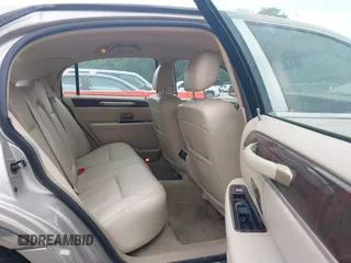 2009 Lincoln Town Car Signature Limited z VIN 2LNHM82V49X617314, wystawiony jako IAAI lot #42307140 z przebiegiem 85 385 mil mil oraz . Historia ofert i sprzedaży dostępna na DreamBid. Obrazek 8.