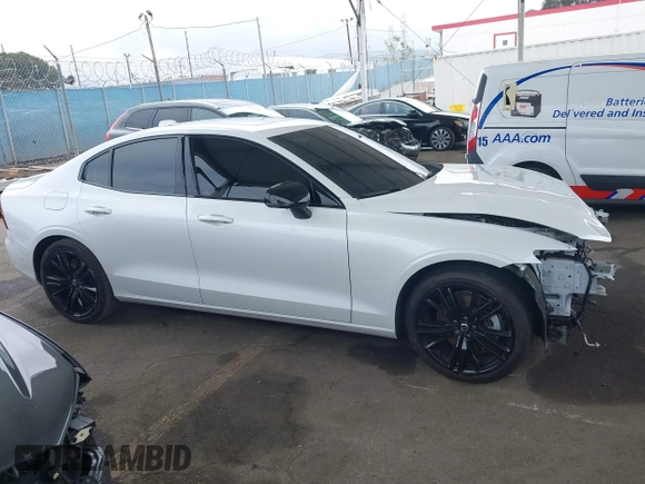 2024 Volvo S60 Plus Black Edition z VIN 7JRL12TH4RG305580, wystawiony jako IAAI lot #42174479 z przebiegiem 9731 mil mil oraz . Historia ofert i sprzedaży dostępna na DreamBid. Obrazek 14.