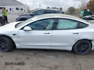 2025 Tesla Model 3 Long Range z VIN 5YJ3E1EAXSF929042, wystawiony jako IAAI lot #41929594 z przebiegiem 116 mil mil oraz . Historia ofert i sprzedaży dostępna na DreamBid. Obrazek 14.