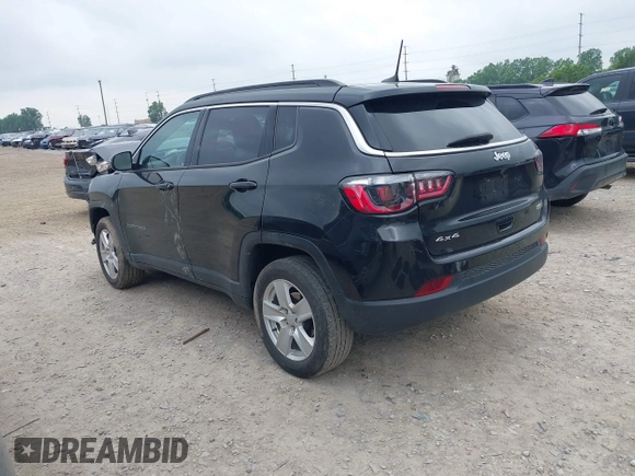 2022 Jeep Compass Latitude z VIN 3C4NJDBB3NT113332, wystawiony jako IAAI lot #42452658 z przebiegiem 43 430 mil mil oraz . Historia ofert i sprzedaży dostępna na DreamBid. Obrazek 3.