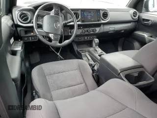 2018 Toyota Tacoma SR5 z VIN 3TMAZ5CN1JM073441, wystawiony jako Copart lot #59153555 z przebiegiem 31 383 mil mil oraz Szkoda całkowita • Salvage title. Historia ofert i sprzedaży dostępna na DreamBid. Obrazek 8.