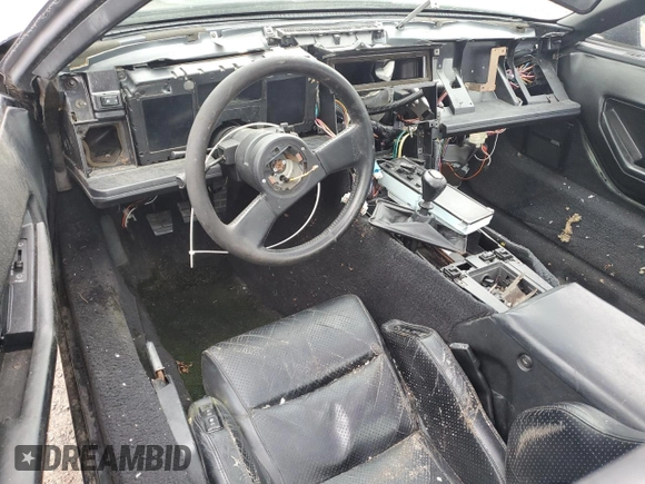 1988 Chevrolet Corvette z VIN 1G1YY218XJ5122454, wystawiony jako Copart lot #57773835 z przebiegiem 90 807 mil mil oraz Czysty tytuł • Clean title. Historia ofert i sprzedaży dostępna na DreamBid. Obrazek 8.