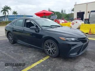 2023 Toyota Camry SE z VIN 4T1G11AK4PU121775, wystawiony jako IAAI lot #42236239 z przebiegiem 51 146 mil mil oraz . Historia ofert i sprzedaży dostępna na DreamBid. Obrazek 1.