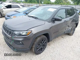 2022 Jeep Compass Latitude z VIN 3C4NJDBBXNT194359, wystawiony jako IAAI lot #42434355 z przebiegiem 45 090 mil mil oraz . Historia ofert i sprzedaży dostępna na DreamBid. Obrazek 2.