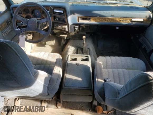 1991 Chevrolet Suburban z VIN 1GNGV26K1MF104219, wystawiony jako Copart lot #87527045 z przebiegiem 189 345 mil mil oraz Czysty tytuł • Clean title. Historia ofert i sprzedaży dostępna na DreamBid. Obrazek 8.