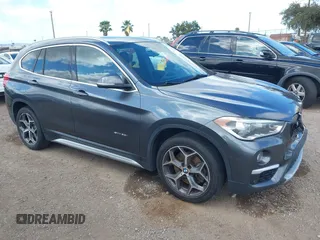 2017 BMW X1 sDrive28i z VIN WBXHU7C38H5H36324, wystawiony jako IAAI lot #42238788 z przebiegiem 61 740 mil mil oraz . Historia ofert i sprzedaży dostępna na DreamBid. Obrazek 1.