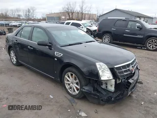 2009 Cadillac STS AWD z VIN 1G6DD67V290140111, wystawiony jako IAAI lot #41800236 z przebiegiem 81 913 mil mil oraz . Historia ofert i sprzedaży dostępna na DreamBid. Obrazek 1.