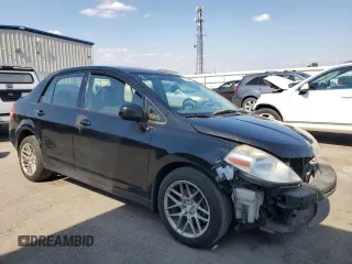 2010 Nissan Versa S z VIN 3N1BC1AP5AL360227, wystawiony jako Copart lot #55966485 z przebiegiem 197 936 mil mil oraz Szkoda całkowita • Salvage title. Historia ofert i sprzedaży dostępna na DreamBid. Obrazek 4.