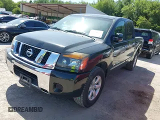 2008 Nissan Titan SE z VIN 1N6BA07D08N313205, wystawiony jako IAAI lot #42790513 z przebiegiem 154 131 mil mil oraz . Historia ofert i sprzedaży dostępna na DreamBid. Obrazek 2.