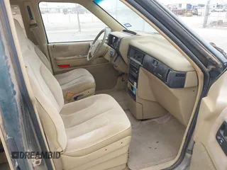 1993 Plymouth Voyager z VIN 2P4GH45R6PR372511, wystawiony jako IAAI lot #42093650 z przebiegiem 81 484 mil mil oraz . Historia ofert i sprzedaży dostępna na DreamBid. Obrazek 5.