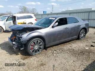 2013 Chrysler 300 S Glacier z VIN 2C3CCAGG7DH739546, wystawiony jako Copart lot #54965335 z przebiegiem 155 958 mil mil oraz Szkoda całkowita • Salvage title. Historia ofert i sprzedaży dostępna na DreamBid. Obrazek 1.