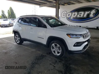 2023 Jeep Compass Latitude z VIN 3C4NJDBN0PT561850, wystawiony jako Copart lot #60563465 z przebiegiem 50 881 mil mil oraz Czysty tytuł • Clean title. Historia ofert i sprzedaży dostępna na DreamBid. Obrazek 4.