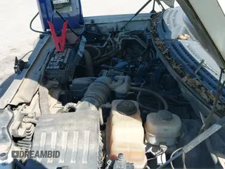 2013 Ford F-150 XLT z VIN 1FTMF1CM1DFC06449, wystawiony jako IAAI lot #43000863 z przebiegiem 243 957 mil mil oraz . Historia ofert i sprzedaży dostępna na DreamBid. Obrazek 20.