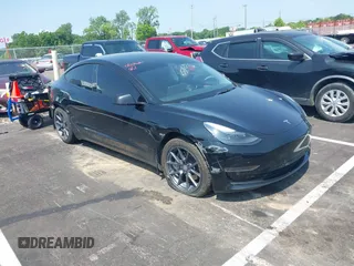2023 Tesla Model 3 z VIN 5YJ3E1EA2PF437581, wystawiony jako IAAI lot #42365703 z przebiegiem 96 772 mil mil oraz . Historia ofert i sprzedaży dostępna na DreamBid. Obrazek 1.
