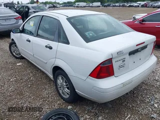 2007 Ford Focus S z VIN 1FAFP34N07W236755, wystawiony jako IAAI lot #42536269 z przebiegiem 116 074 mil mil oraz . Historia ofert i sprzedaży dostępna na DreamBid. Obrazek 3.