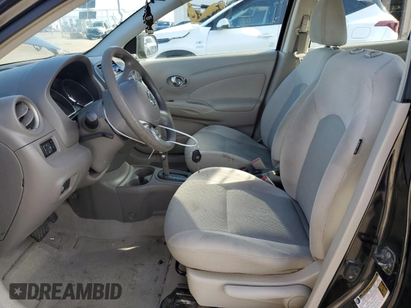 2012 Nissan Versa SV z VIN 3N1CN7APXCL939881, wystawiony jako Copart lot #58373915 z przebiegiem 82 970 mil mil oraz Szkoda całkowita • Salvage title. Historia ofert i sprzedaży dostępna na DreamBid. Obrazek 7.