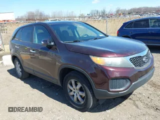 2012 Kia Sorento LX z VIN 5XYKT3A15CG202050, wystawiony jako IAAI lot #42049904 z przebiegiem 147 926 mil mil oraz . Historia ofert i sprzedaży dostępna na DreamBid. Obrazek 1.