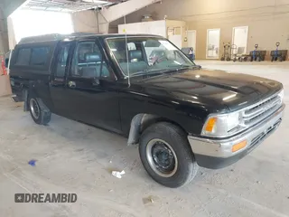 1991 Toyota Pickup DLX z VIN JT4RN93P7M5029610, wystawiony jako IAAI lot #42242230 z przebiegiem 166 530 mil mil oraz . Historia ofert i sprzedaży dostępna na DreamBid. Obrazek 1.