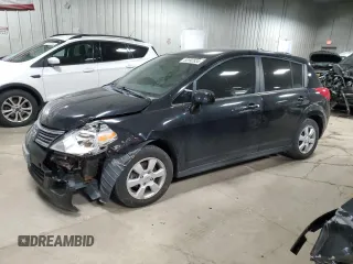 2007 Nissan Versa SL z VIN 3N1BC13E57L432211, wystawiony jako Copart lot #82992834 z przebiegiem 135 739 mil mil oraz Czysty tytuł • Clean title. Historia ofert i sprzedaży dostępna na DreamBid. Obrazek 1.