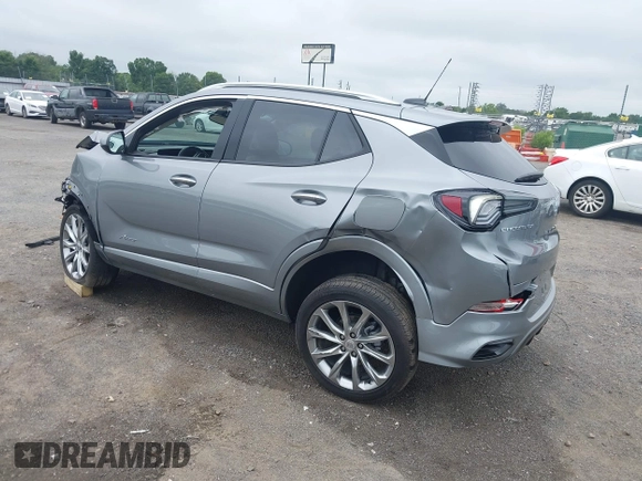 2024 Buick Encore GX Avenir z VIN KL4AMFSL7RB021362, wystawiony jako IAAI lot #42484717 z przebiegiem 5 640 mil mil oraz . Historia ofert i sprzedaży dostępna na DreamBid. Obrazek 3.