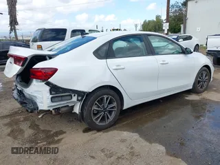 2024 Kia Forte LXS z VIN 3KPF24AD3RE819344, wystawiony jako IAAI lot #42247582 z przebiegiem 5 678 mil mil oraz . Historia ofert i sprzedaży dostępna na DreamBid. Obrazek 4.