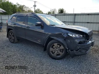 2017 Jeep Cherokee 75th Anniversary Edition z VIN 1C4PJMCB6HW568617, wystawiony jako Copart lot #55607595 z przebiegiem 83 662 mil mil oraz Szkoda całkowita • Salvage title. Historia ofert i sprzedaży dostępna na DreamBid. Obrazek 4.