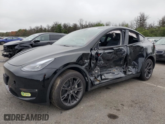 2024 Tesla Model Y Long Range with VIN 7SAYGDEE4RF198027, listed as a Copart auction lot 64008945 with 7,826 mi miles and Salvage title. Bid and sale history available at DreamBid. Image 1.