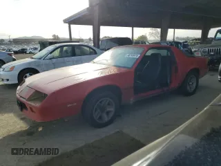 1987 Chevrolet Camaro z VIN 1G1FP21H3HN153484, wystawiony jako Copart lot #46743415 z przebiegiem 47 669 mil mil oraz Czysty tytuł • Clean title. Historia ofert i sprzedaży dostępna na DreamBid. Obrazek 1.