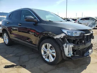 2023 Buick Encore GX Preferred z VIN KL4MMCSL1PB149704, wystawiony jako Copart lot #55058575 z przebiegiem 22 869 mil mil oraz Czysty tytuł • Clean title. Historia ofert i sprzedaży dostępna na DreamBid. Obrazek 4.